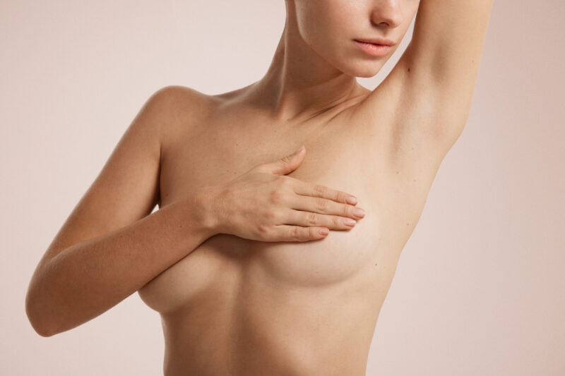 Prothèse d'aréole mammaire adhésive sur mesure après mastectomie