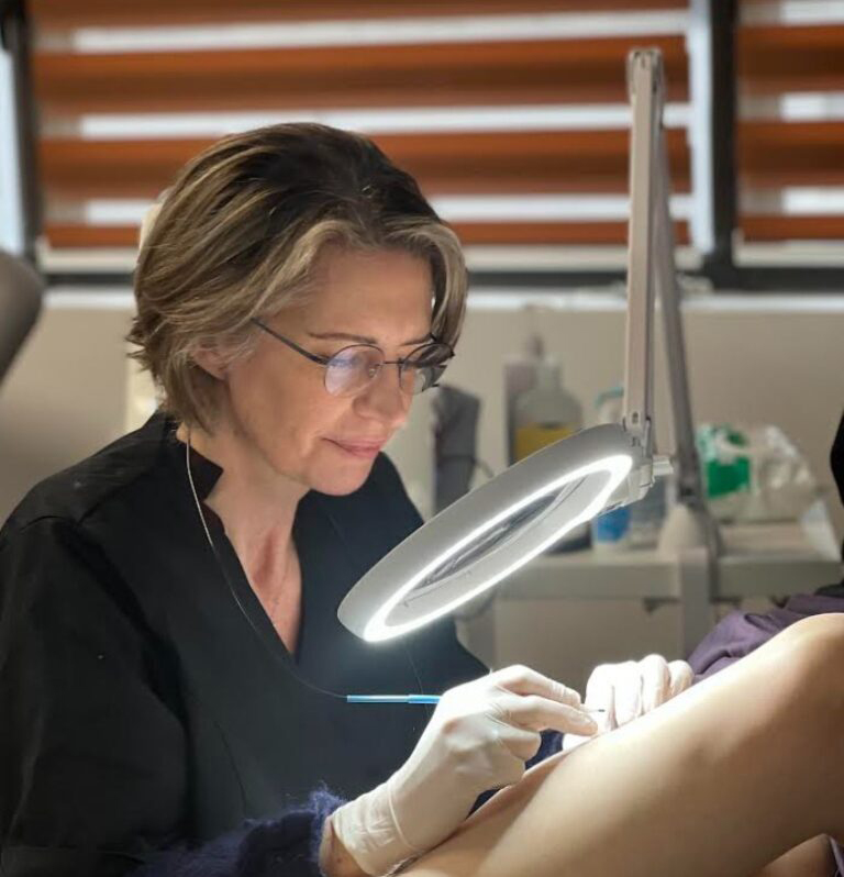 Aude, fondatrice de Soie Révélée, dermo-experte certifiée avec 24 ans d'expérience